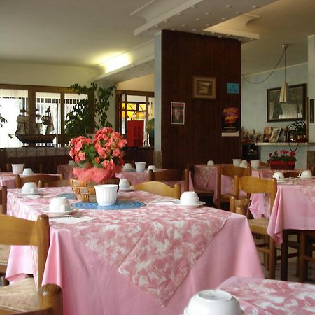 Hotel Primavera デセンツァーノ・デル・ガルダ エクステリア 写真