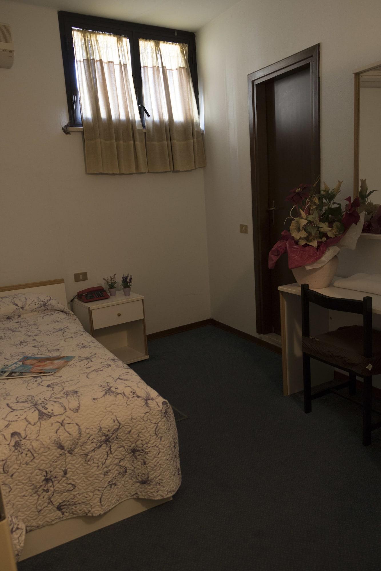 Hotel Primavera デセンツァーノ・デル・ガルダ エクステリア 写真