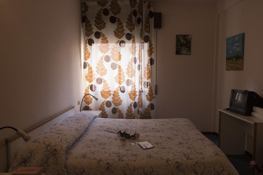 Hotel Primavera デセンツァーノ・デル・ガルダ エクステリア 写真