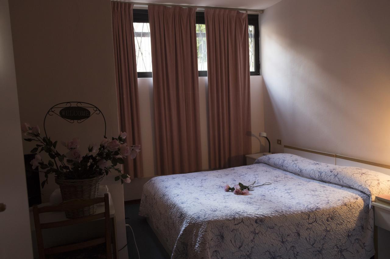 Hotel Primavera デセンツァーノ・デル・ガルダ エクステリア 写真