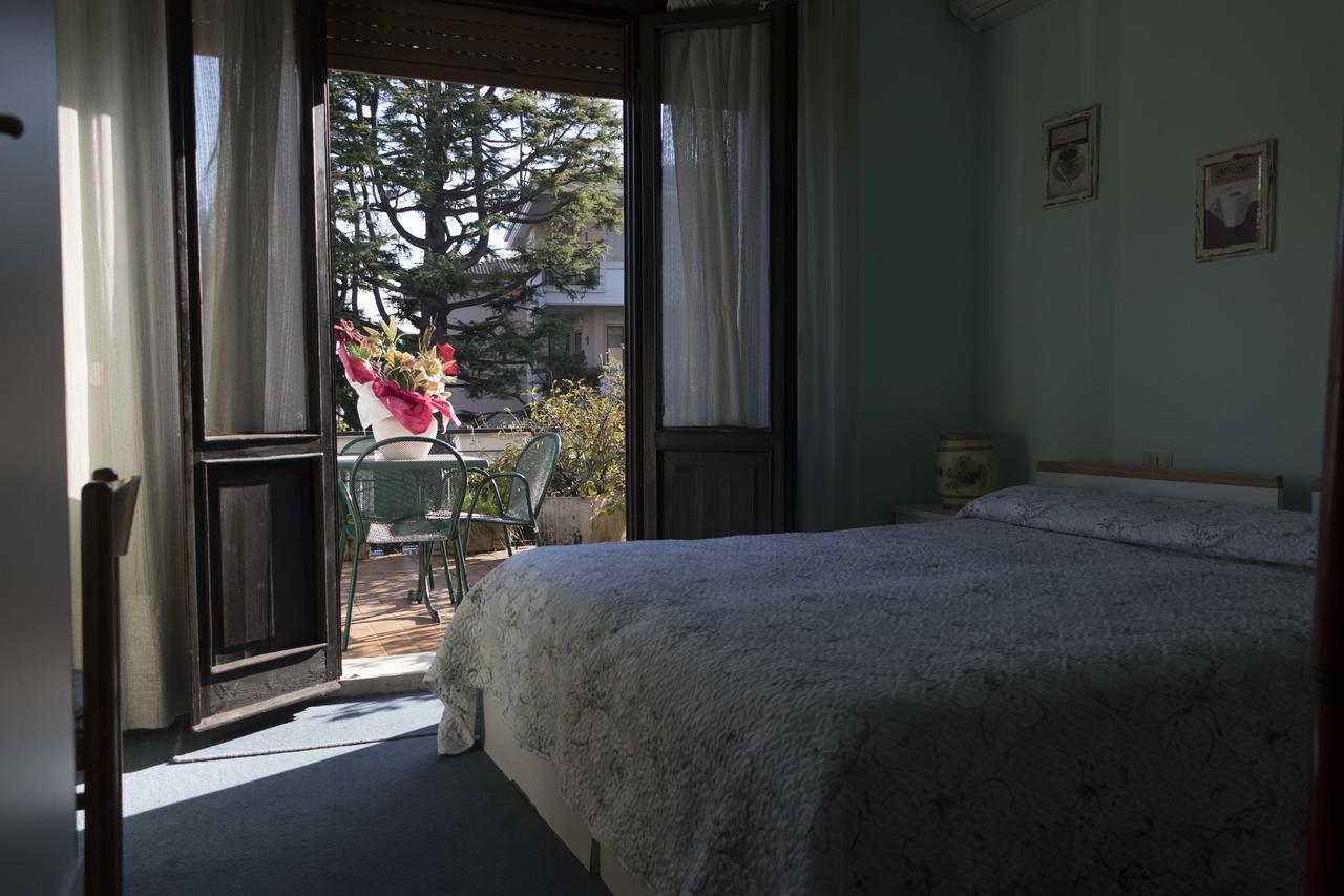 Hotel Primavera デセンツァーノ・デル・ガルダ エクステリア 写真